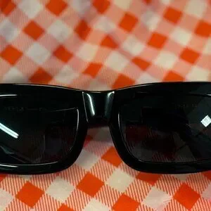 VEHLA Florence Sleek Black Sunglasses Florence - Black/Smoke | Parallel main image 3